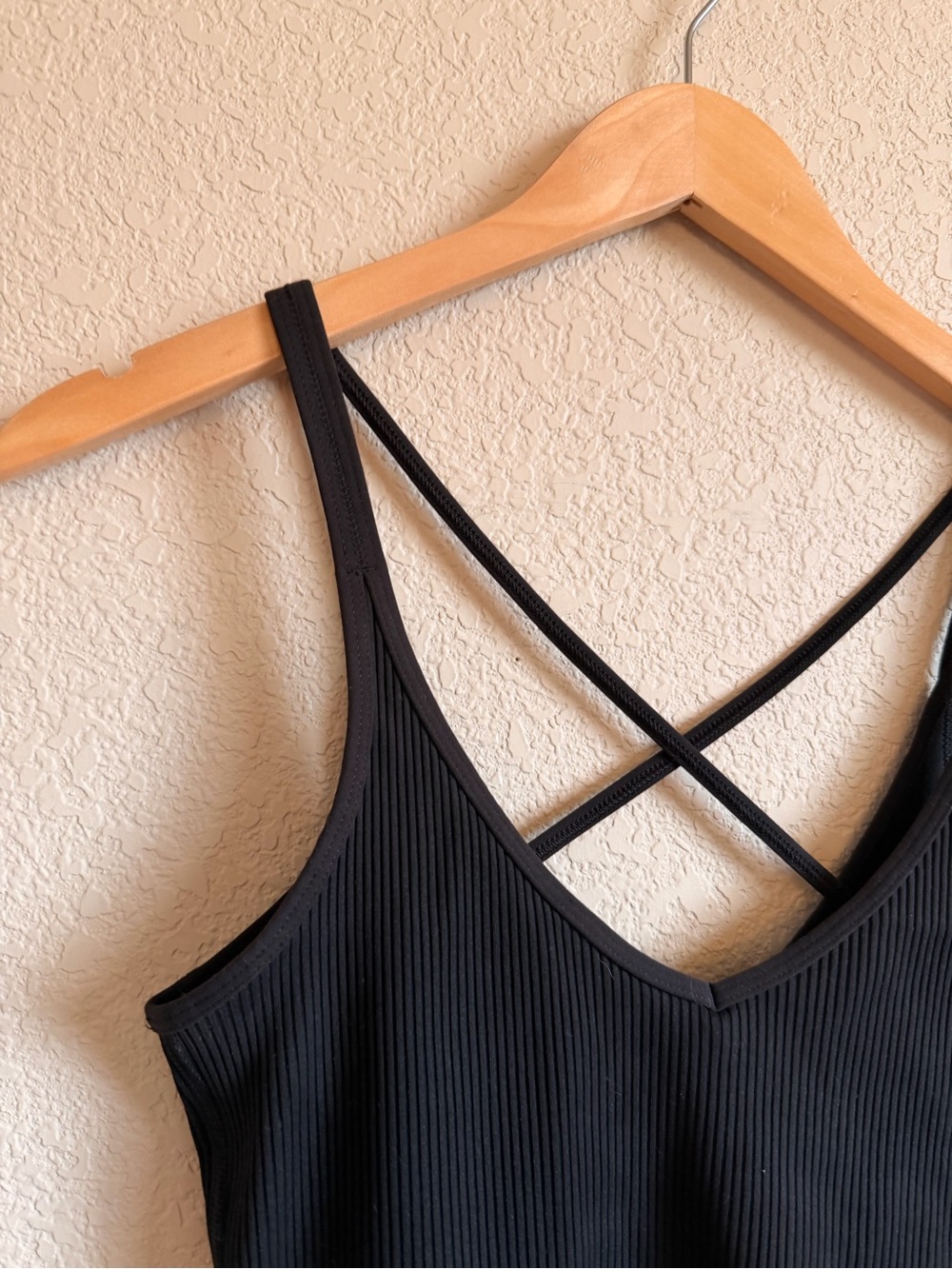 Vuori Black Ribbed Crossback Women’s Tank Top NMT - Picture 3 of 8